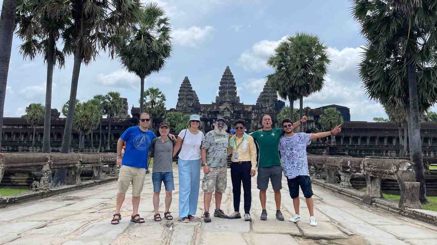 Tour privado Angkor en español con historiador local explicando un relieve en Angkor Wat