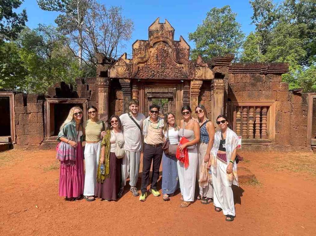 Tour privado Angkor en español con historiador local explicando Banteay Srei