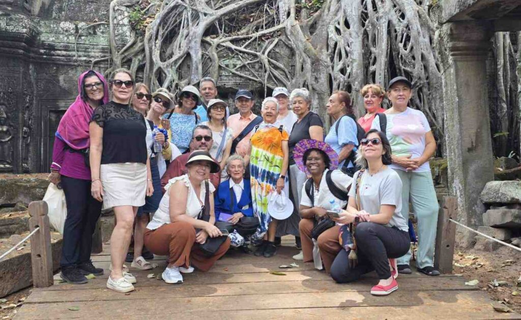 Tour privado Angkor en español con historiador local explicando un relieve en Angkor Wat